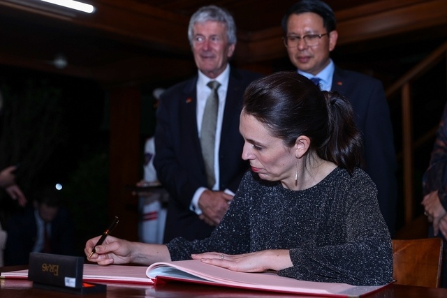 Thủ tướng New Zealand ghi lưu bút bày tỏ xúc động, sự kính trọng đối với Chủ tịch Hồ Chí Minh. Ảnh - VGP