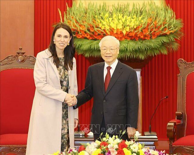 Trong khuôn khổ chuyến thăm chính thức tại Việt Nam, cùng ngày, chiều 14/11, tại Trụ sở Trung ương Đảng, Tổng Bí thư Nguyễn Phú Trọng đã tiếp Thủ tướng New Zealand Jacinda Ardern. Tổng Bí thư Nguyễn Phú Trọng đánh giá cao sự phát triển trong quan hệ giữa hai nước, đặc biệt là việc nâng cấp lên quan hệ Đối tác chiến lược từ năm 2020. Trong cuộc tiếp, Tổng Bí thư Nguyễn Phú Trọng khẳng định, Việt Nam coi trọng quan hệ với New Zealand trong chính sách đối ngoại của mình; đồng thời, cảm ơn sự hợp tác, hỗ trợ của New Zealand trong nhiều năm qua trong đó có việc triển khai "Chương trình hành động Việt Nam – New Zealand giai đoạn 2021-2024" và hỗ trợ Việt Nam trong việc phòng, chống dịch bệnh. Về phần mình, Thủ tướng Jacinda Ardern đánh giá cao những điểm tương đồng trong chính sách đối ngoại hai nước là yêu chuộng hòa bình, độc lập tự chủ và chủ trương giải quyết các tranh chấp, bất đồng bằng các biện pháp hòa bình. Ảnh - TTXVN