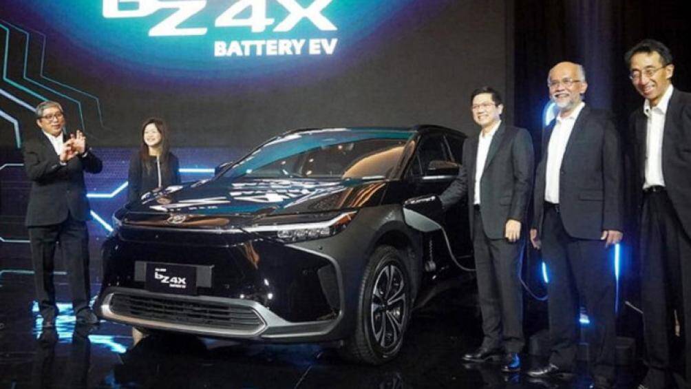 Mẫu xe thuần điện đầu tiên của Toyota mang tên bZ4X đã chính thức ra mắt và công bố giá bán tại Thái Lan (9/11) và Indonesia (10/11)