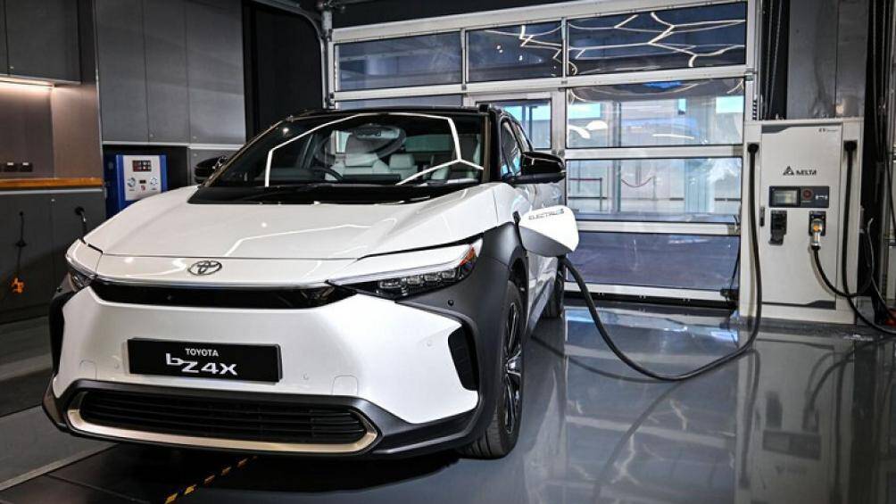 Cả hai phiên bản đều được trang bị pin lithium-ion 71,4kWh cho tầm vận hành 411km trên bản mô tơ đôi và 500km đối với phiên bản chỉ có một mô tơ