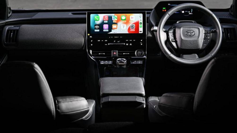 Toyota bZ4X tại Thái Lan và Indonesia đều sở hữu các trang bị cao cấp nhất, bao gồm: cửa sổ trời cỡ lớn, màn cảm ứng trung tâm 12,3 inch