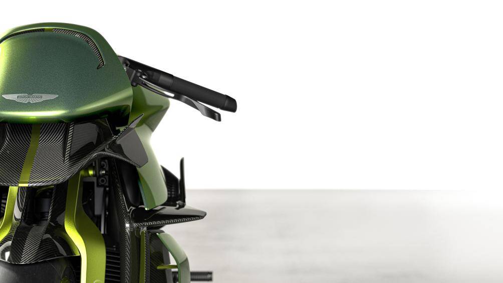 Cánh bên và vây sau giúp xe có thể tăng lực ép và cải thiện luồng không khí lưu thông nhằm đạt được hiệu quả khí động học tốt nhất