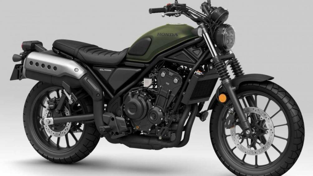 Honda đã trang bị cho CL500 bánh trước 19 inch và bánh sau 17 inch cùng với ống xả gắn trên cao