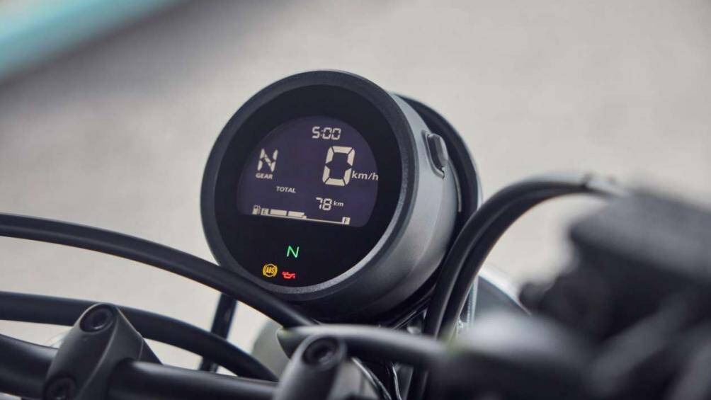 Đi kèm với đó là các trang bị tân tiến bao gồm bộ đèn pha, đèn hậu LED, màn hình LCD và bình xăng 12,1 lít