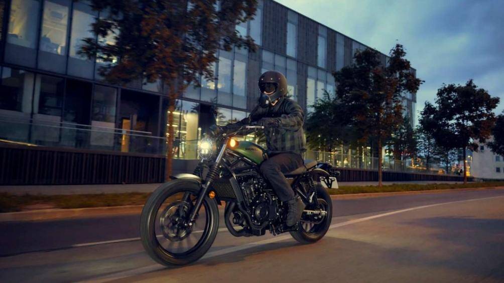 Xe có chiều cao gầm 152 mm và yên cao 790 mm cùng trọng lượng 192 kg