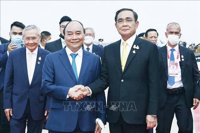 Khoảng 11h40 trưa 16/11 (theo giờ địa phương), Chủ tịch nước Nguyễn Xuân Phúc và Phu nhân cùng Đoàn đại biểu cấp cao Việt Nam đã tới Sân bay Không quân Hoàng gia Thái Lan Don Mueang, Thủ đô Bangkok, bắt đầu thăm chính thức Vương quốc Thái Lan và tham dự Hội nghị các nhà Lãnh đạo kinh tế Diễn đàn Hợp tác kinh tế châu Á - Thái Bình Dương (APEC) lần thứ 29.Ảnh: Thống Nhất/TTXVN