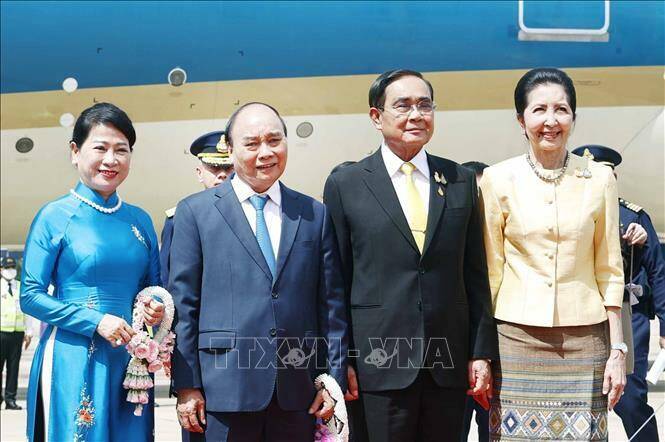 Thủ tướng Prayut Chan-o-cha và Phu nhân ra tận sân bay đón Chủ tịch nước Nguyễn Xuân Phúc và Phu nhân. Ảnh: Thống Nhất/TTXVN