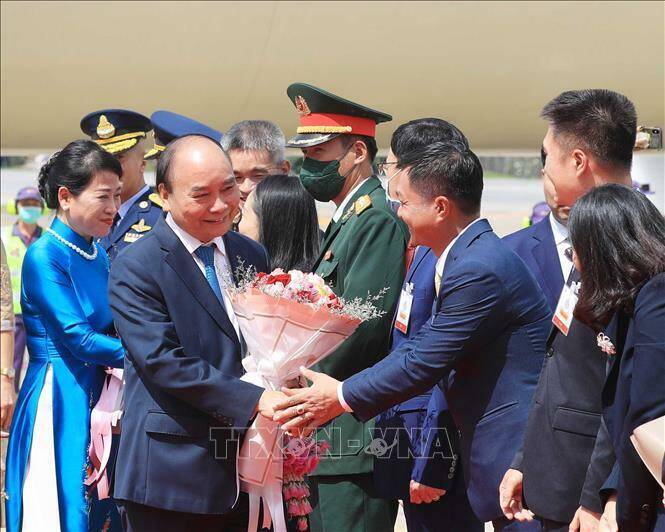 Trong ảnh, Đông đảo cán bộ, nhân viên Đại sứ quán và cộng đồng người Việt Nam tại Thái Lan đón Chủ tịch nước Nguyễn Xuân Phúc và Phu nhân tại Sân bay Không quân Hoàng gia Thái Lan. 
Theo chương trình, trong khuôn khổ tham dự Tuần lễ Cấp cao APEC lần thứ 29, Chủ tịch nước Nguyễn Xuân Phúc sẽ dự Hội nghị CEO Summit; dẫn đầu Đoàn Việt Nam dự các phiên họp quan trọng của Hội nghị cấp cao APEC và có các cuộc gặp song phương với các nhà Lãnh đạo APEC và các khách mời. Đoàn Việt Nam cũng tham dự tất cả các hoạt động lớn của Tuần lễ Cấp cao, tiếp xúc rộng rãi các đối tác quan trọng trong APEC và các tập đoàn doanh nghiệp lớn ở khu vực.Ảnh: Thống Nhất/TTXVN