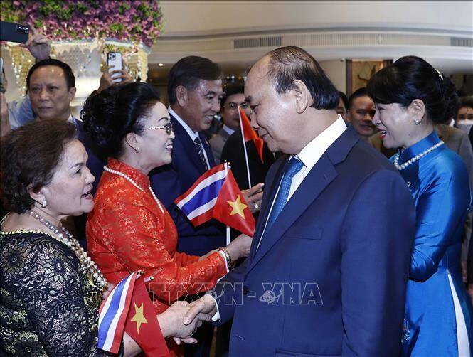 Theo chương trình, trong thời gian chuyến thăm từ 16 – 19/11, Chủ tịch nước Nguyễn Xuân Phúc và Phu nhân sẽ có cuộc hội kiến Nhà vua Thái Lan và Hoàng hậu; hội đàm với Thủ tướng Thái Lan, chứng kiến lễ ký kết trao đổi một số văn kiện hợp tác giữa hai nước. Chủ tịch nước cũng sẽ có các cuộc gặp các nhà lãnh đạo Thái Lan; tiếp một số tổ chức hữu nghị và đại diện tập đoàn, doanh nghiệp lớn của Thái Lan. Trong dịp này Chủ tịch nước Nguyễn Xuân Phúc sẽ tham dự Diễn đàn Doanh nghiệp Việt Nam - Thái Lan và một số hoạt động xúc tiến thương mại, đầu tư giữa hai nước. Trong ảnh,  kiều bào, cán bộ Đại sứ quán Việt Nam tại Thái Lan đón Chủ tịch nước Nguyễn Xuân Phúc và Phu nhân. Ảnh: Thống Nhất/TTXVN