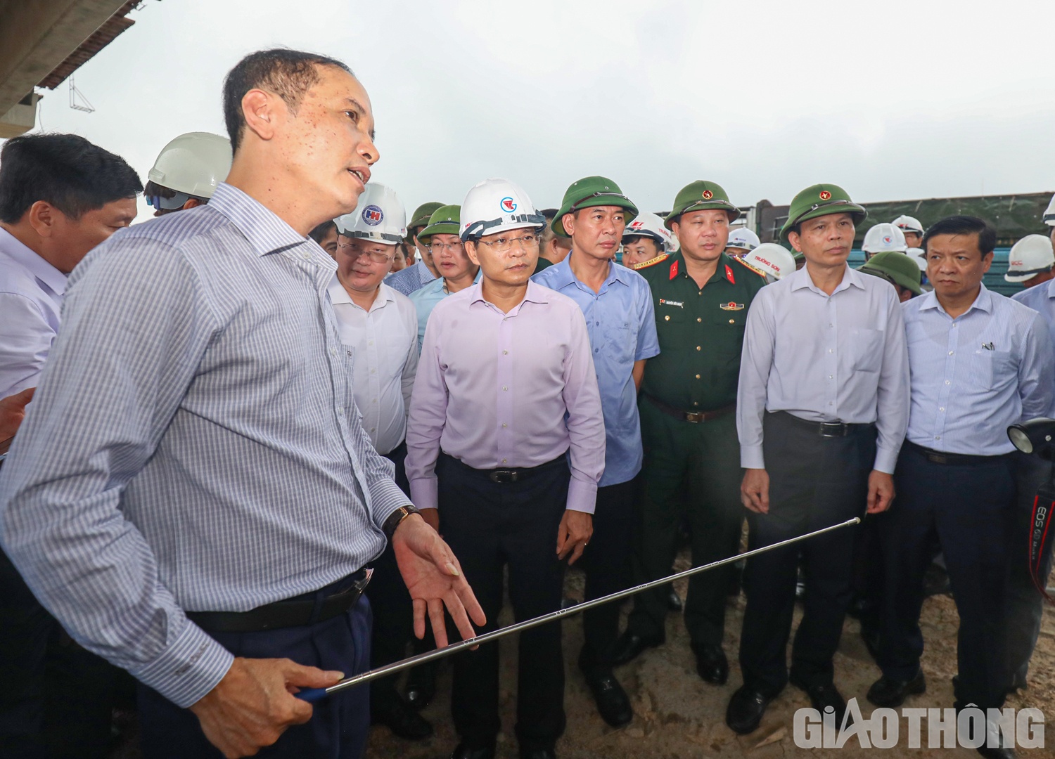 Với sự tham gia của ông Nguyễn Đức Trung, Chủ tịch UBND tỉnh Nghệ An, vấn đề liên quan đến công tác GPMB phục vụ triển khai dự án được Bộ trưởng Nguyễn Văn Thắng nhấn mạnh đầu tiên tại buổi làm việc tại hiện trường. 
“Cần phải xác định rõ nút thắt, phân rõ vai, rõ trách nhiệm để dự án gỡ bỏ được vướng mắc mặt bằng, có điều kiện tăng tốc triển khai”, Bộ trưởng Thắng nói.