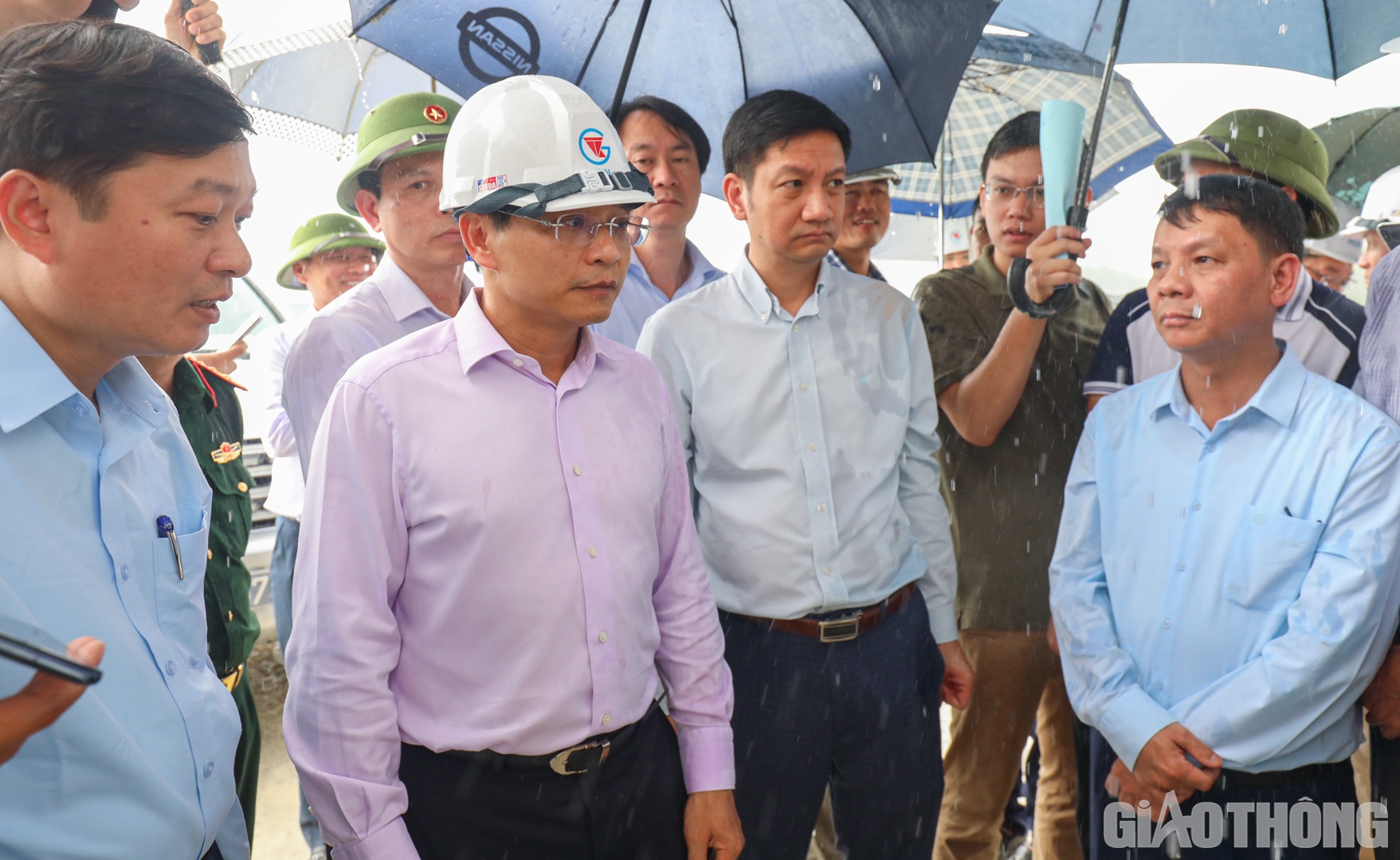 Dưới cơn mưa tầm tã, cuộc họp kiểm điểm tiến độ dự án được Tư lệnh ngành GTVT triển khai ngay tại hiện trường XL01. Lắng nghe tâm tư và sự quyết tâm của các nhà thầu, Bộ trưởng yêu cầu các gói gặp khó khăn về điều kiện kỹ thuật phải nỗ lực rút ngắn tiến độ ít nhất 1 tháng so với kế hoạch. Đối với khu vực xử lý nền đất yếu phải tăng tốc triển khai công tác gia tải giai đoạn 2 theo khuyến nghị của Cục Quản lý đầu tư xây dựng, đảm bảo thời gian thực hện đúng yêu cầu.