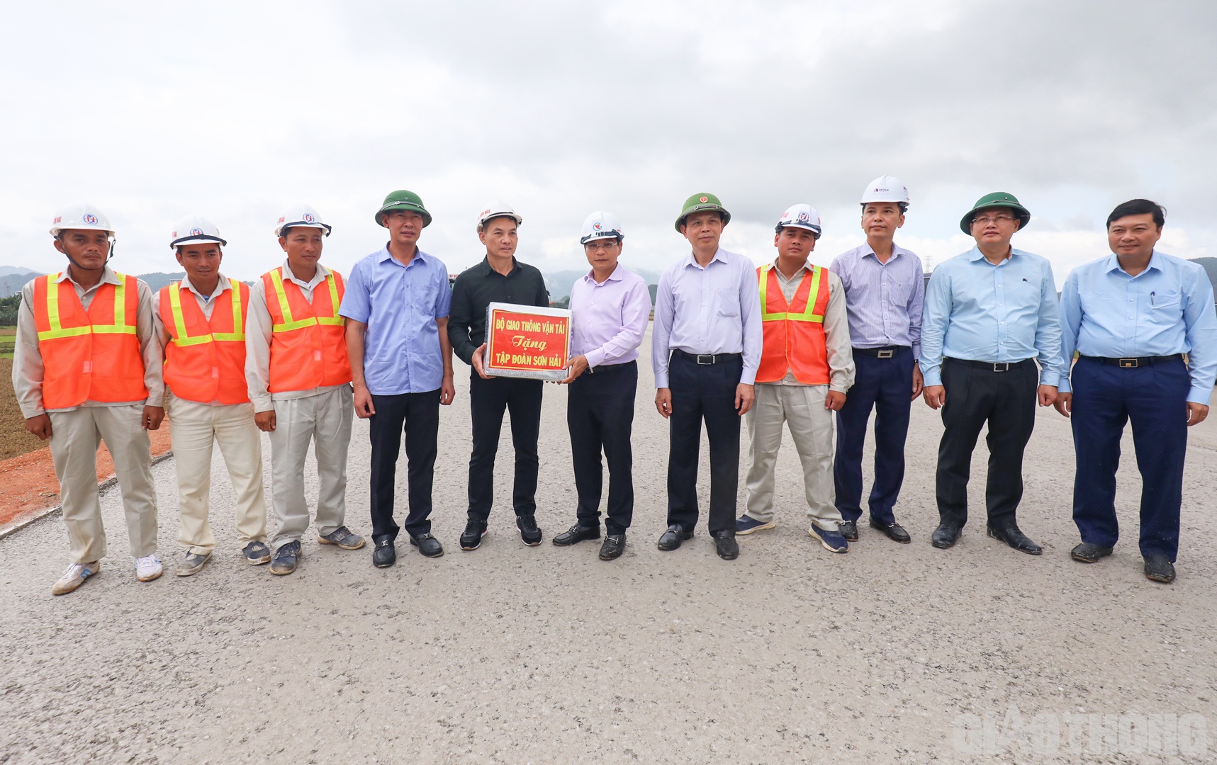 Tại các dự án thành phần, Tư lệnh ngành GTVT đã trao những món quà động viên, khích lệ tinh thần cán bộ, kỹ sư, công nhân các nhà thầu. Bộ trưởng yêu cầu các nhà thầu không chủ quan kể cả khi tiến độ thi công vượt kế hoạch. Phải tranh thủ tối đa khoảng thời gian thời tiết thuận lợi để thi công dự án.
