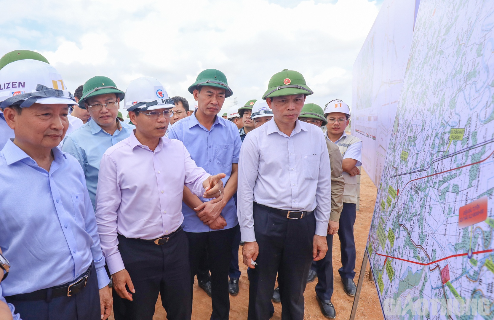 Bộ trưởng Nguyễn Văn Thắng nghe báo cáo tình hình triển khai dự án QL45 - Nghi Sơn tại công trường gói thầu XL02.