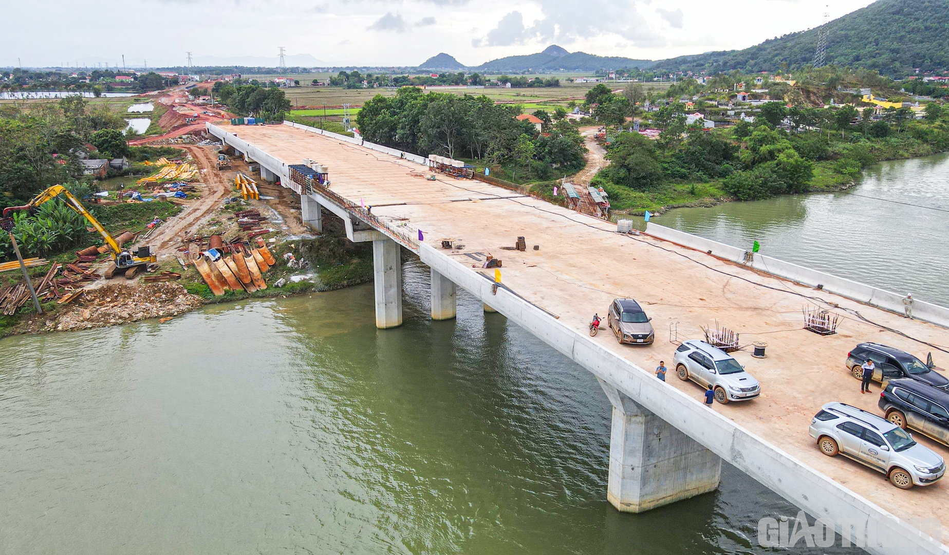 Mặc dù vậy, Bộ trưởng Nguyễn Văn Thắng lại chưa hài lòng với tiến độ thi công hai gói thầu 13-XL, 14-XL. Làm việc với các nhà thầu, Bộ trưởng nhấn mạnh: Sự chậm trễ tiến độ hiện nay, một phần nguyên nhân chính do các nhà thầu thi công đường chưa chủ động tăng tốc thi công ở giai đoạn đầu, năng lực nhiều nhà thầu phụ cũng chưa đáp ứng.