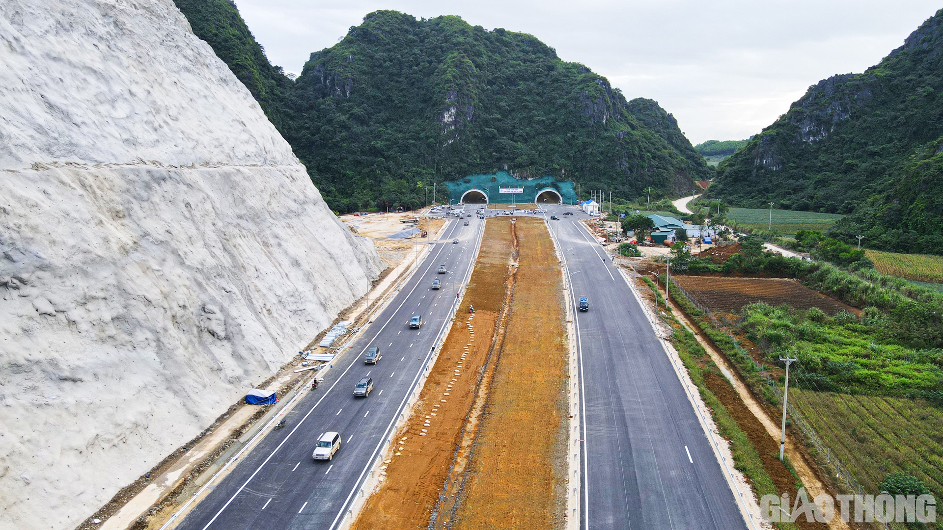 Đoạn tuyến dự án Mai Sơn - QL45 qua hầm Tam Điệp được nhà thầu cơ bản hoàn thiện, kể cả hạng mục ATGT.