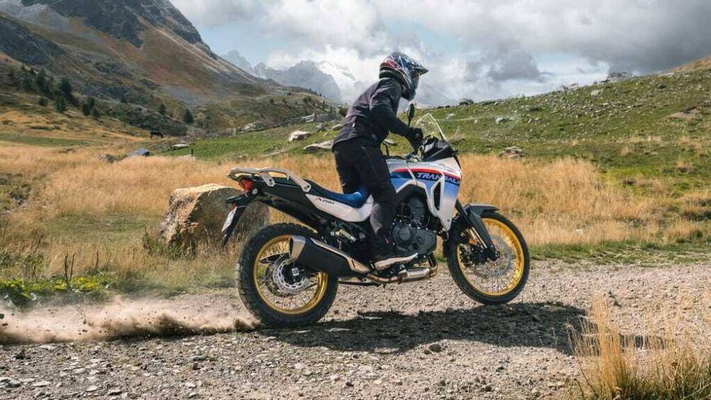 Hệ thống phanh ABS là tiêu chuẩn với hai mức can thiệp có thể lựa chọn và ABS ở bánh sau có thể ngắt để sử dụng trên đường địa hình