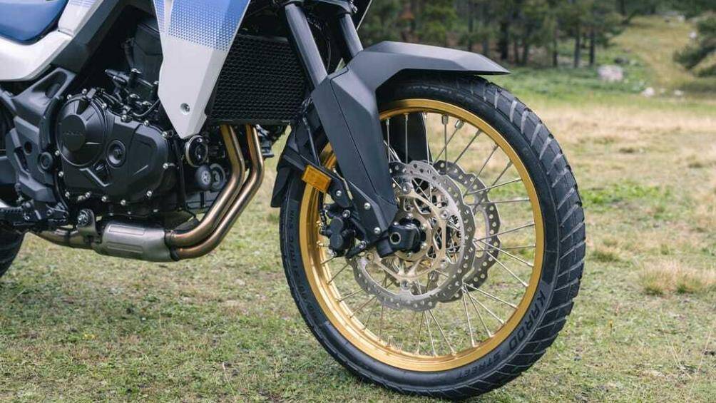 "Trái tim" của xe mô tô Honda XL750 Transalp 2023 là động cơ xi-lanh đôi song song, dung tích 755cc hoàn toàn mới