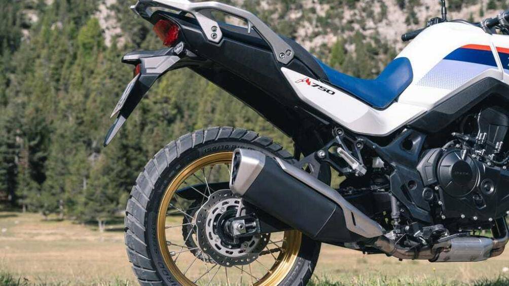 XL750 Transalp có nhiều dấu ấn như vành nan hoa màu vàng, tông màu xanh, trắng truyền thống