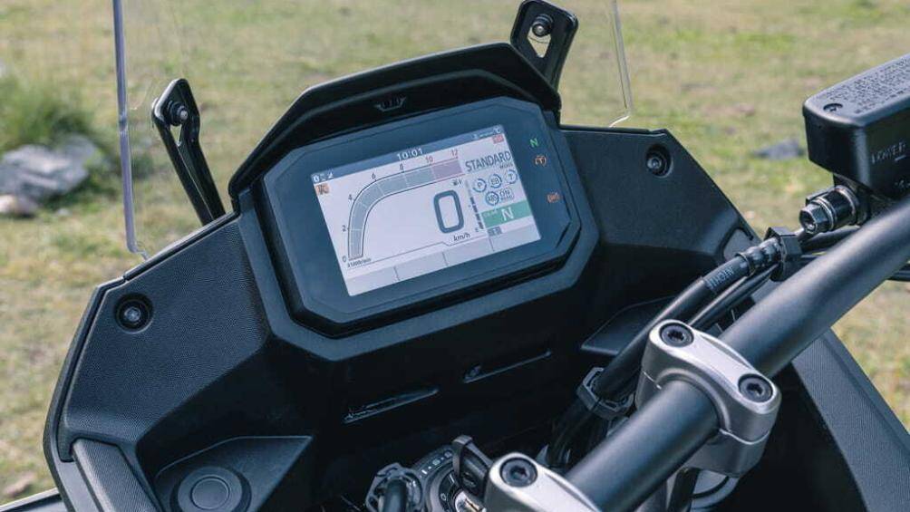 Trọng lượng xe là 208 kg, màn hình LCD tích hợp tính năng kết nối Bluetooth với điện thoại