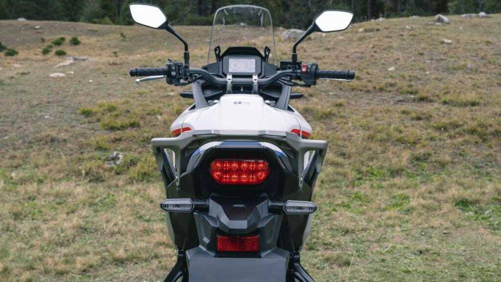 Kính chắn gió cố định, đèn báo rẽ có tính năng tự tắt khi người lái ra cua