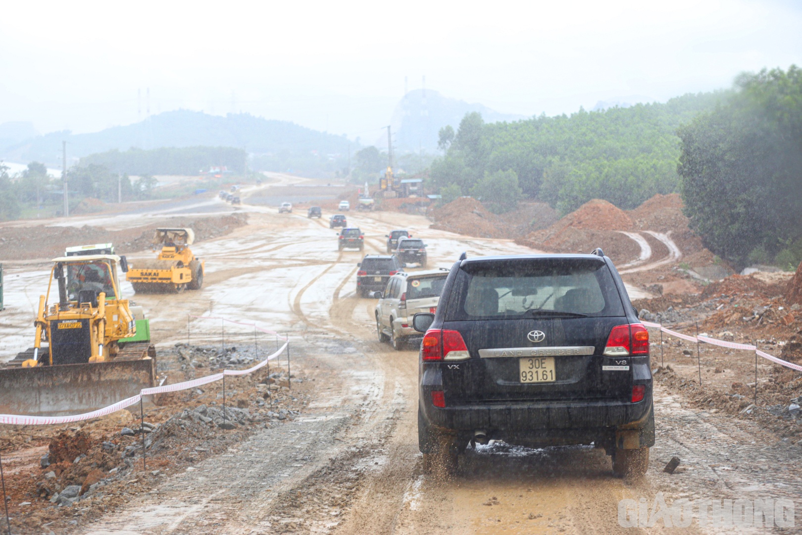 Đoàn công tác của Bộ trưởng Nguyễn Văn Thắng tại dự án Nghi Sơn - Diễn Châu di chuyển trong mưa theo đúng lịch trình, kịp thời đến công trường động viên, khích lệ các kỹ sư, công nhân.