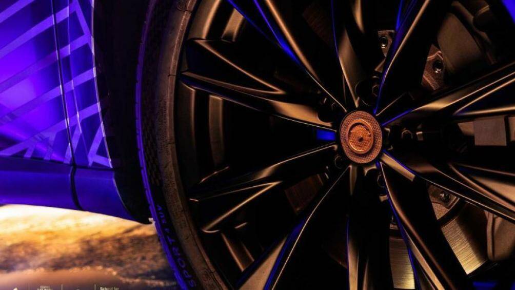 Lexus RX 500h được trang bị động cơ 4 xi-lanh dung tích 2,4 lít có hỗ trợ hybrid. Tổng công suất của xe là 366 mã lực và mô-men xoắn 551 Nm