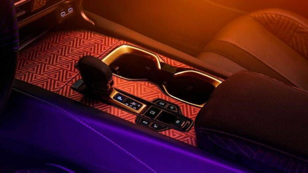 Xe có thể tăng tốc từ 0-96 km/h trong 5,9 giây và có tốc độ tối đa 209 km/h. Tại Mỹ, giá bán của Lexus RX 500h 2023 bắt đầu từ 62.750 USD