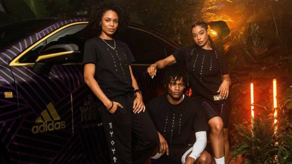 Trong bộ sưu tập còn có chiếc áo thun phiên bản giới hạn đi kèm với xe có điểm nhấn là một câu tục ngữ