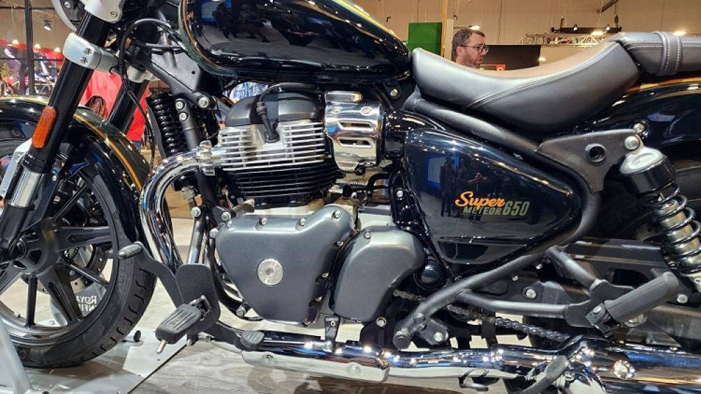 Royal Enfield Super Meteor 650 nổi bật với động cơ 2 xi-lanh 648cc và là mẫu mô tô đầu tiên của hãng với phuộc USD (cũng là phuộc ống lồng, bên trong chứa các bộ phận như ty phuộc, lò xo, dầu giảm chấn để triệt tiêu tối đa lực chấn động từ bánh trước lên phần tay lái nhưng các bộ phận này đều bị đảo ngược lại so với những chiếc phuộc thông thường)