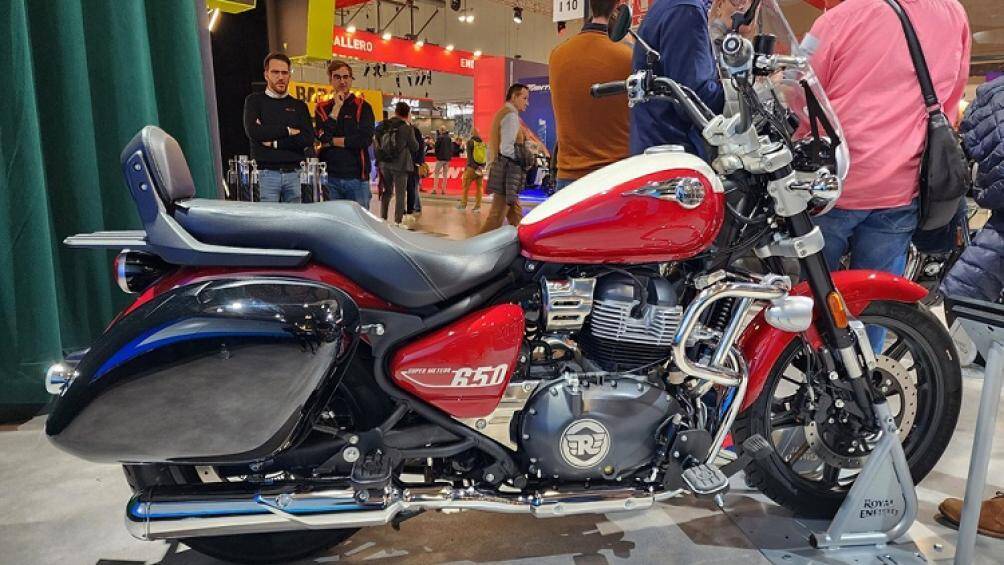 Chiếc xe dựa trên nền tảng động cơ 650cc nhưng có tư thế lái thoải mái hơn và trang bị cao cấp hơn