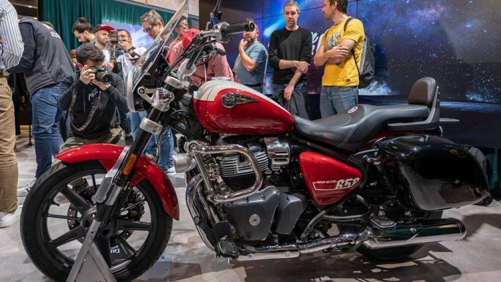 Thêm vào đó 2 gói phụ kiện chính hãng mang tên Solo Tourer Genuine Motorcycle Accessories và Grand Tourer