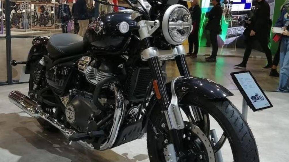 Gói phụ kiện Solo Tourer Genuine bao gồm gương chiếu hậu nằm ở cuối tay lái, bàn đặt chân cao cấp hơn, đèn báo rẽ dạng LED và vành khác biệt