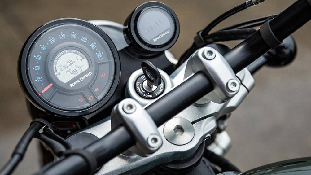 Đây cũng là mẫu xe có trang bị cao cấp nhất khi có bảng đồng hồ có định vị Tripper, đèn pha LED hay vành đúc không săm