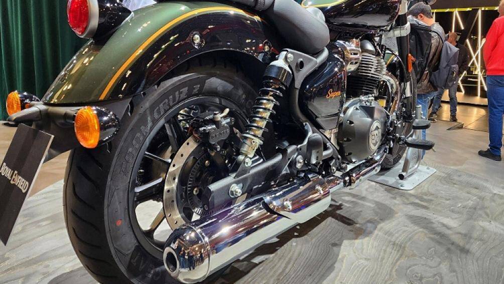 Trong khi đó, gói Grand Tourer bao gồm yên đôi, kính chắn gió cao, tay dắt, túi đựng đồ và đèn báo rẽ LED