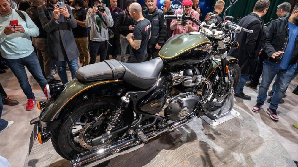 Trọng lượng của xe đạt mức 241 kg. Khi mua mẫu mô tô này, khách hàng có thể chọn 2 phiên bản là Tiêu chuẩn và Tourer