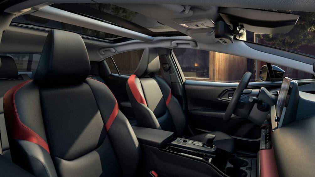 Prius mới cũng được trang bị hệ thống sạc năng lượng mặt trời tạo ra đủ năng lượng cho quãng đường lái xe lên tới 1.250 km mỗi năm