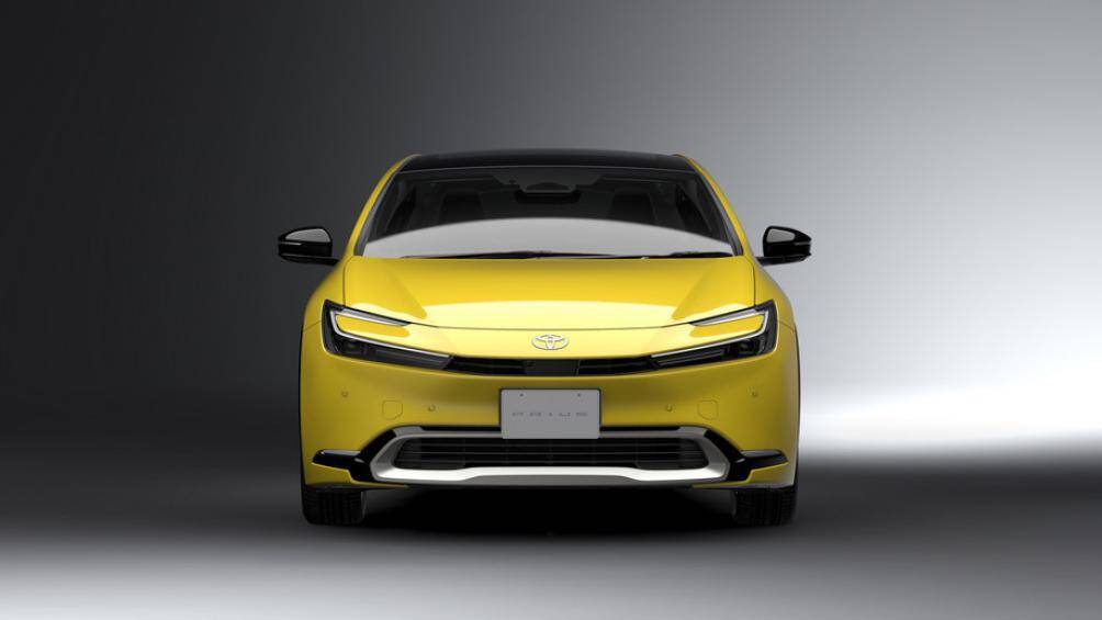 Lớp áo mới của Toyota Prius 2023 mang lại cảm giác khá giống Crown đời mới, nhất là vị trí đầu xe nơi đèn pha LED 2 bên