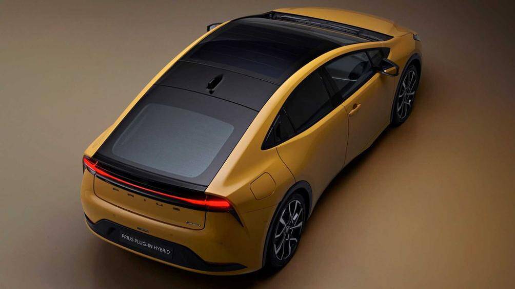 Toyota Prius thế hệ mới có 2 hệ truyền động là động cơ 4 xi-lanh Dynamic Force, dung tích 2.0 lít, mô-tơ điện và pin lithium-ion cho công suất 220 mã lực