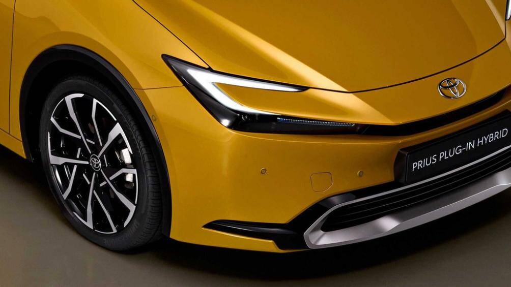 Hình dạng của bảng điều khiển cũng hoàn toàn mới và tích hợp hệ thống cảnh báo người lái về các vật thể được phát hiện bằng cách nhấp nháy đèn xung quanh