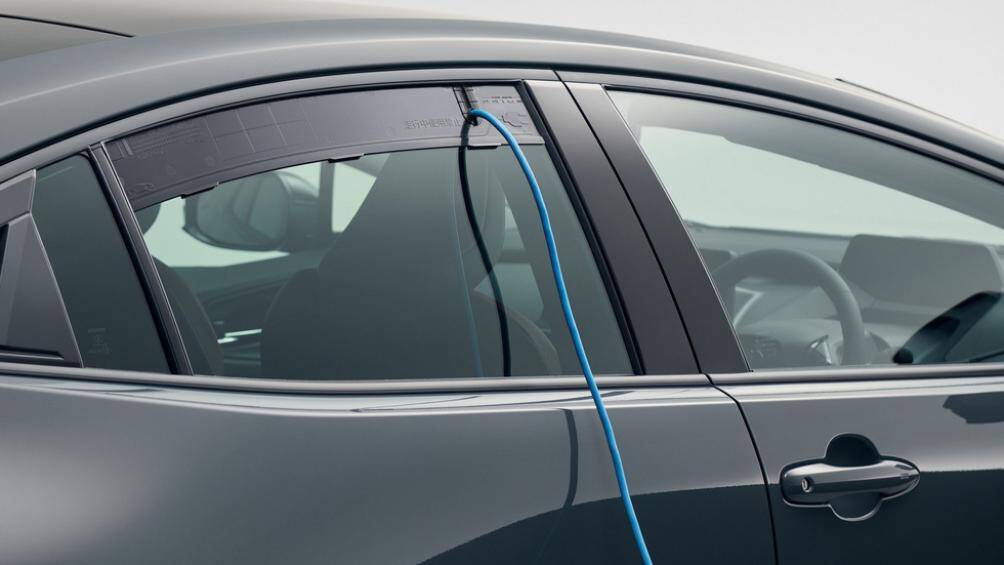 Năng lượng điện khi xe đang đỗ được sử dụng để sạc ắc quy truyền động. Hệ thống này cũng cung cấp điện cho điều hòa không khí và các chức năng khác