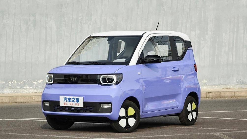 Xe vẫn được trang bị đèn pha được bao quanh bằng dải đèn LED định vị ban ngày. Nằm giữa 2 đèn pha là ốp màu đen bóng, thay cho lưới tản nhiệt