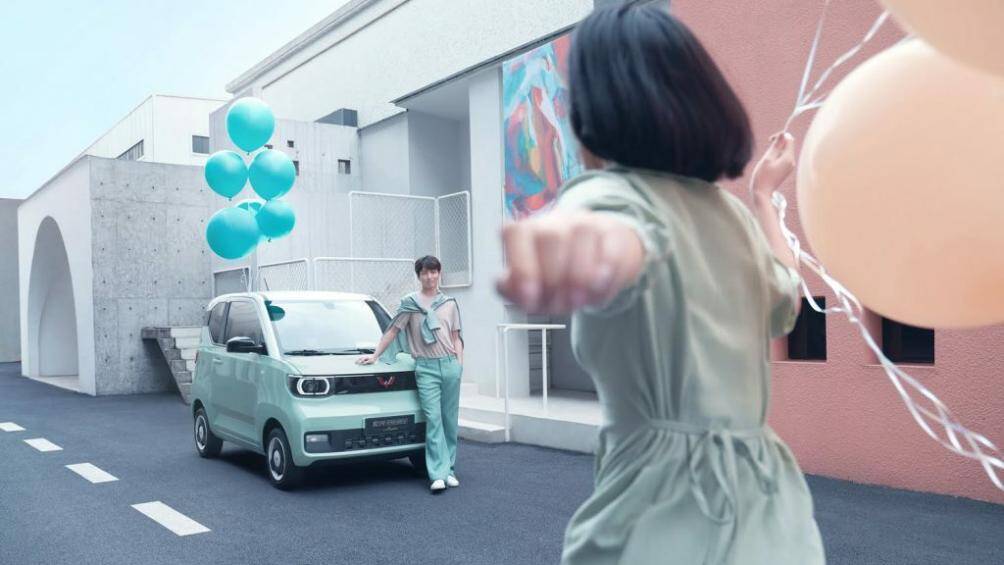 Sườn xe có thiết kế khá vuông vức, chỉ đi kèm 2 cửa và logo "Macaron" trên cột C. Riêng cột A và phần nóc được sơn màu trắng tương phản với thân xe