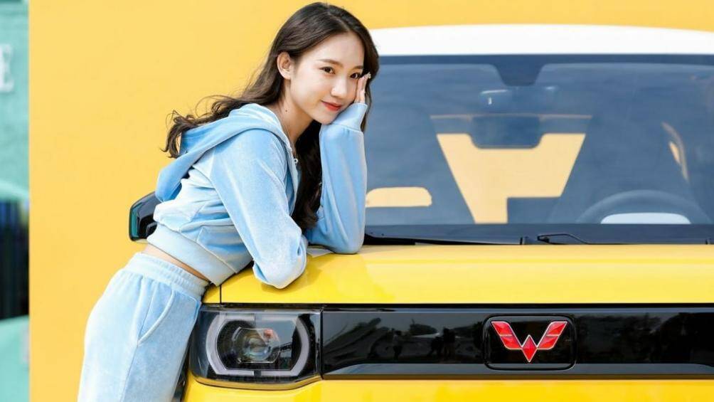 Phía sau, Wuling Hongguang Mini EV Macaron 2023 được trang bị cụm đèn hậu có thiết kế tương tự đèn pha. Ở giữa 2 cụm đèn hậu cũng có ốp màu đen bóng