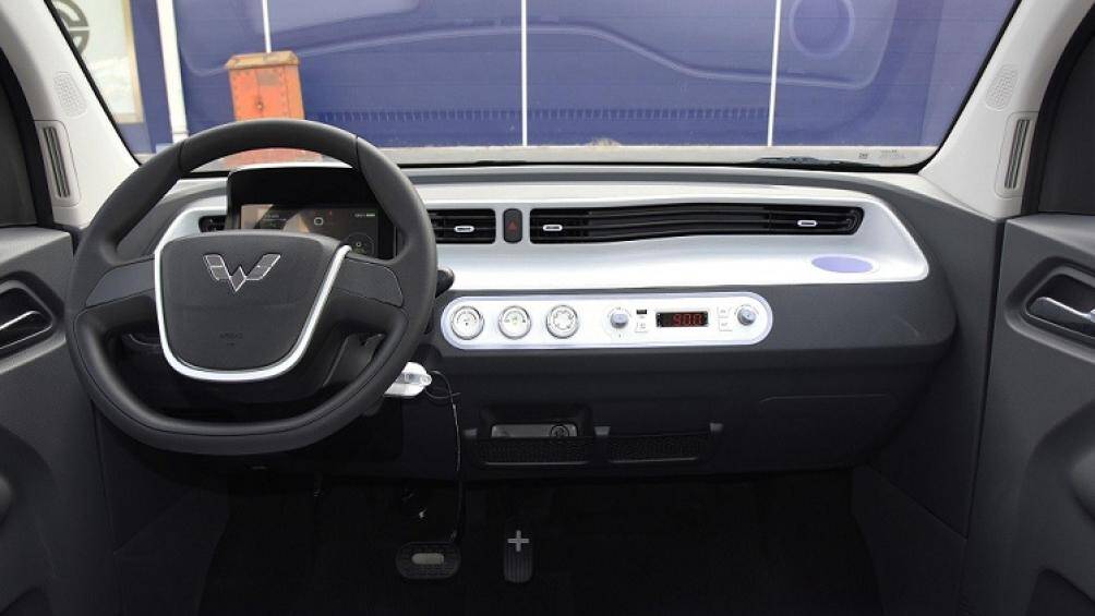 Bên trong Wuling Hongguang Mini EV Macaron 2023 là không gian nội thất 4 chỗ ngồi. Thêm vào đó là vô lăng 2 chấu màu đen và có thiết kế đơn giản