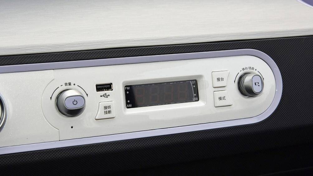 Tiếp đến là bảng đồng hồ kỹ thuật số, cửa gió điều hòa kéo dài trên mặt táp-lô, 3 núm xoay chỉnh điều hòa bên dưới và màn hình hiển thị thông tin khá nhỏ