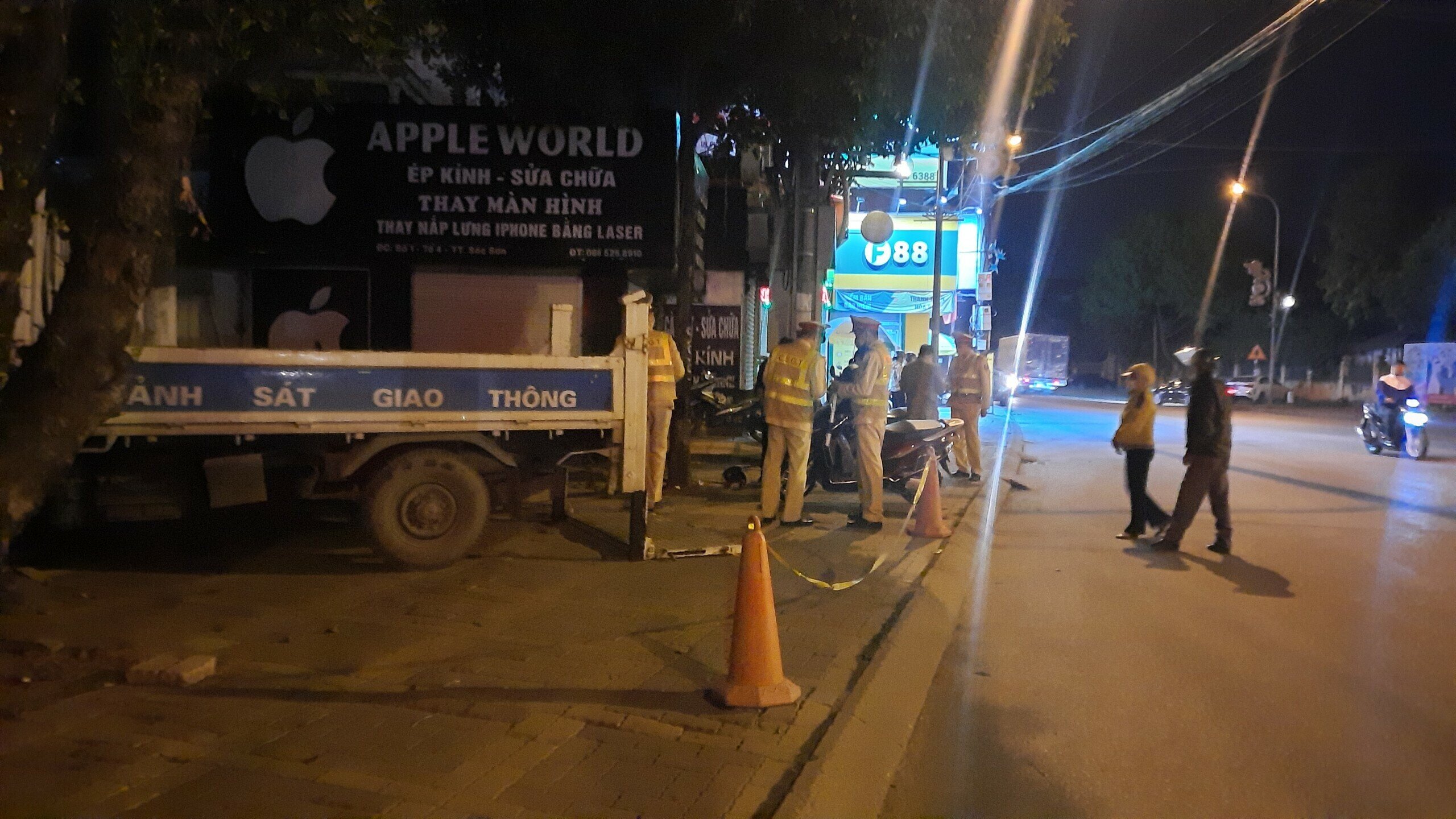 Tối 17/11, theo chân tổ công tác CSGT số 15 (Công an TP Hà Nội), PV Báo Giao thông đã ghi nhận nhiều trường hợp lái xe trong tình trạng trong người có nồng độ cồn.