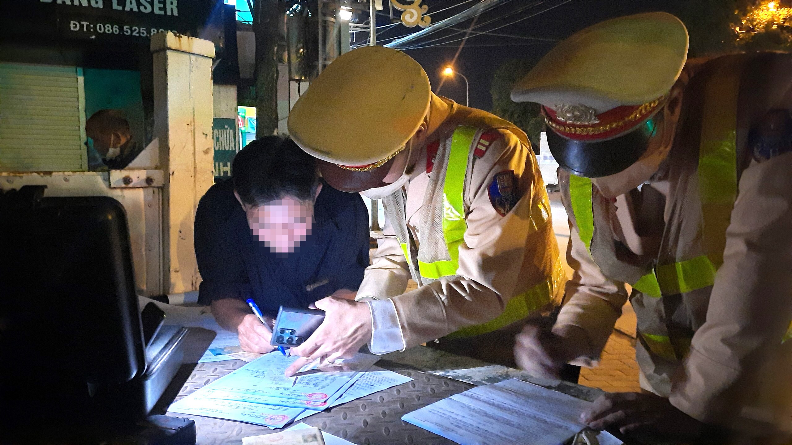 "Tôi ở Bắc Ninh sang đây (Sóc Sơn - PV), ăn cỗ, trong bữa cơm chỉ nhấp môi với khoảng chén rượu. Không ngờ chỉ như vậy mà thở đã lên nồng độ cồn. Lần sau tôi sẽ không bao giờ uống, dù chỉ một giọt khi rượu khi lái xe", ông Ch. nói.