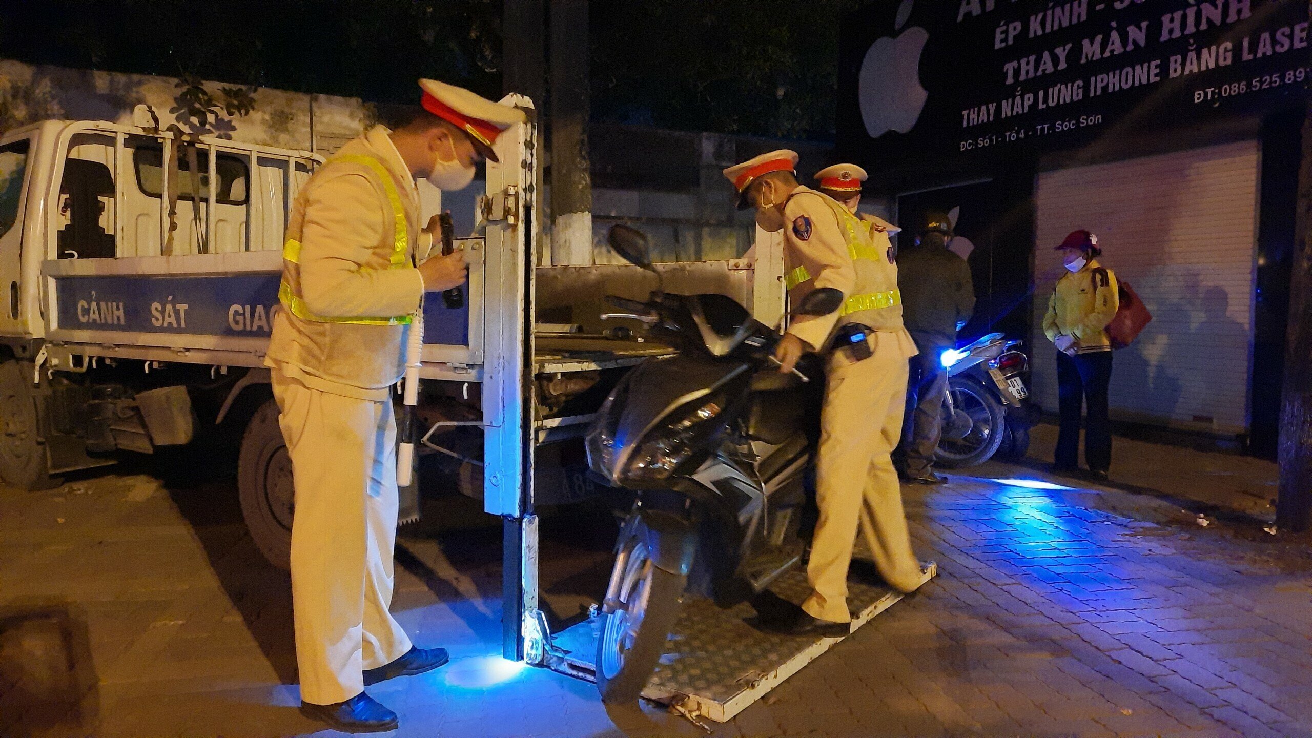 Đại úy Đỗ Văn Thắng - cán bộ Đội CSGT số 15 cho biết, thực hiện đợt cao điểm bảo đảm trật tự an toàn giao thông, trật tự xã hội dịp Tết Dương lịch, Tết Nguyên đán Quý Mão và các lễ hội đầu xuân 2023, Đội CSGT số 15 những ngày gần đây đã tăng cường xử lý những lỗi vi phạm, đặc biệt là vi phạm về nồng độ cồn, quá tốc độ của người tham gia giao thông.