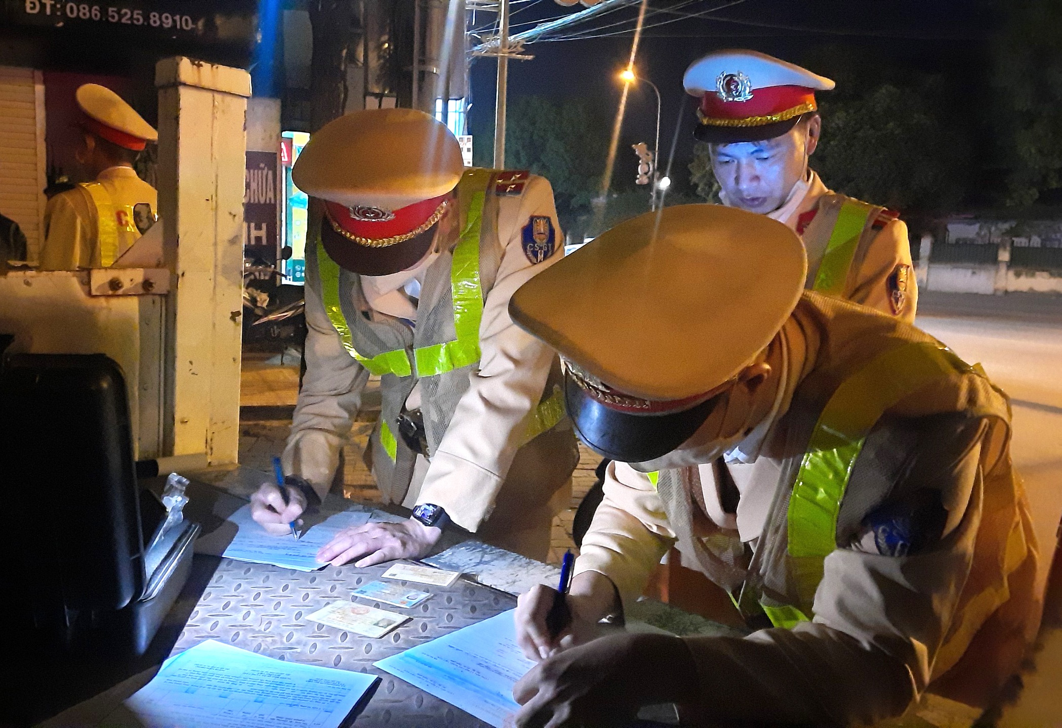 "Ngoài tuần tra xử lý theo khung giờ quy định, Đội CSGT số 15 luôn bố trí một tổ hàng tối để tăng cường xử lý vi phạm về nồng độ cồn của người điều khiển phương tiện giao thông", Đại úy Đỗ Văn Thắng cho hay.