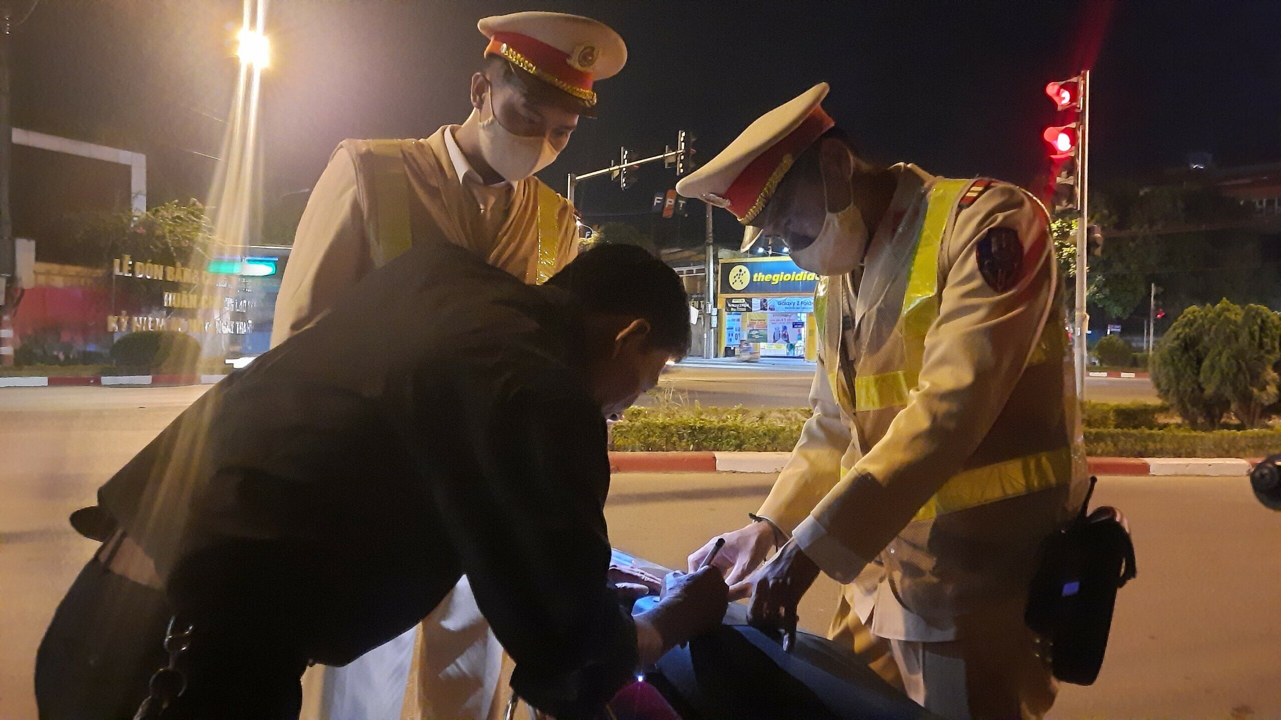 Ông Thắng cũng cho biết, dù lỗi điều khiển phương tiện giao thông khi hơi thở có nồng độ cồn đã được tăng mức phạt tiền và tăng thời gian tước GPLX, nhưng đây vẫn là vi phạm phổ biến của các tài xế khi tham gia giao thông.